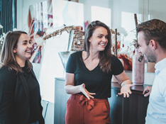 Collega aan het lachen (002)