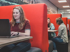 Marketing rode bankjes