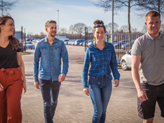 outdoor wandelende collega