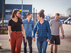 outdoor wandelende collegas 2